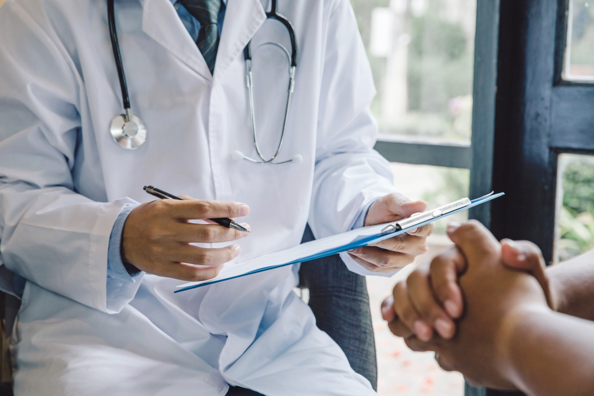 A doctor diagnosing and explaining to a patient the diagnosis