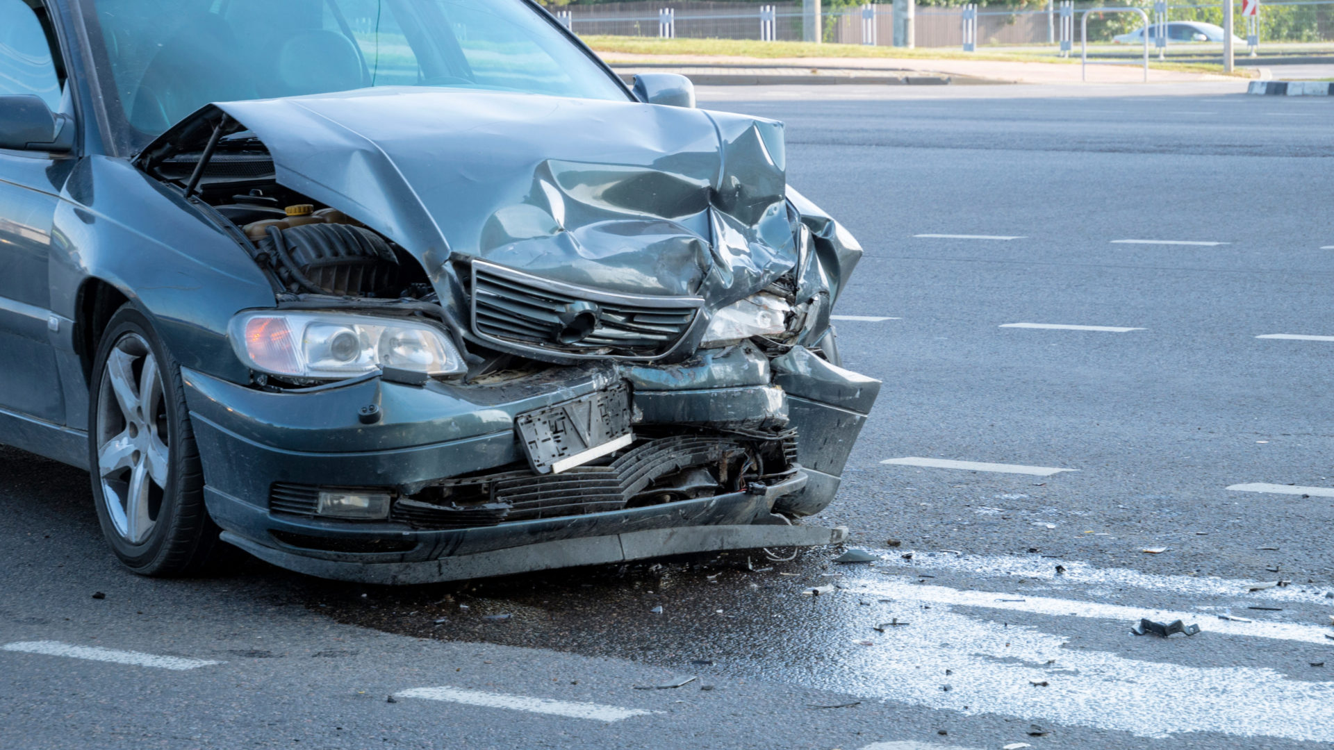 Dark grey car accidend and the car totally destroyed